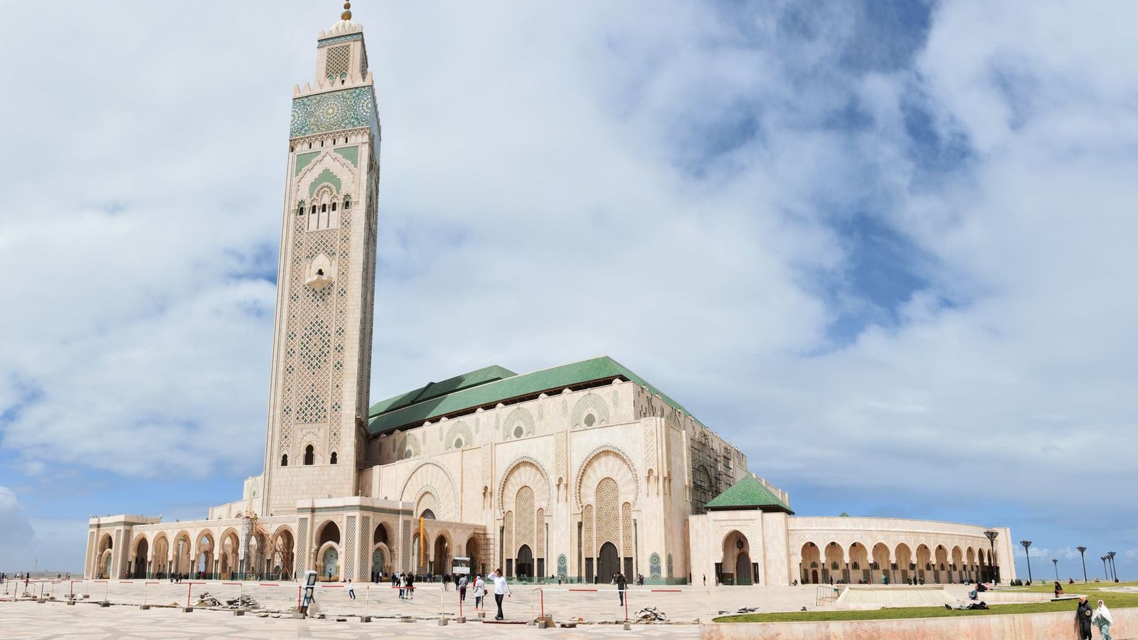 Casablanca, la mosquee Hassan II vue depuis le littoral