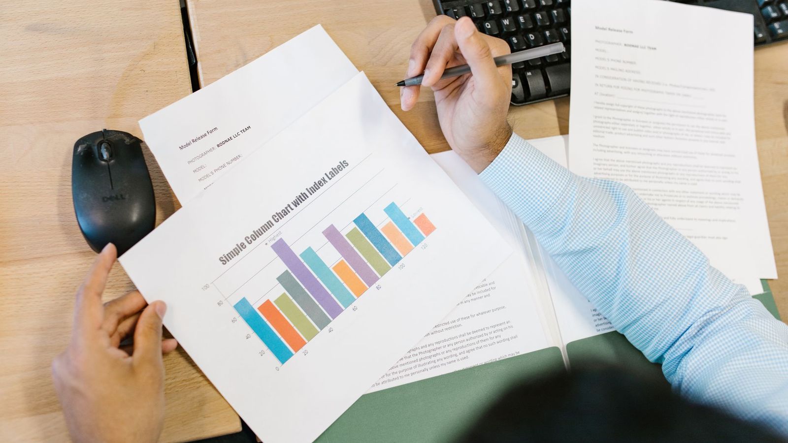Un rapport chiffre pose sur un bureau