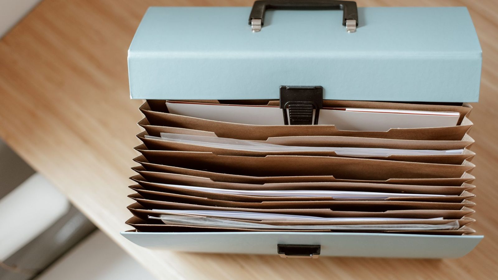 Un classeur de dossiers ouvert sur un bureau
